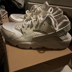 Nike women sneakers girls it’s size 7